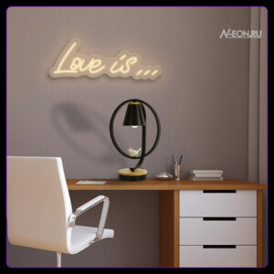 يافطة نيون الحب هو...