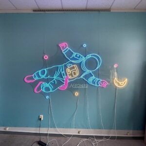 لافتة نيون رائد فضاء طاير