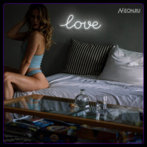 لوحة نيون Love