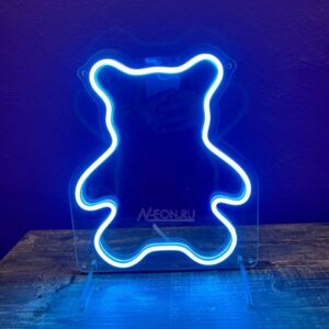 لوحة نيون دبدوب على ستاندات