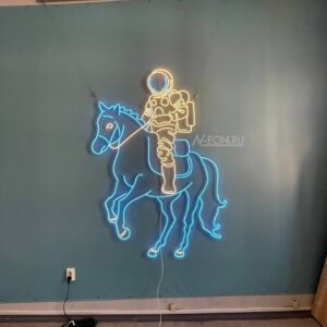 لافتة نيون رائد فضاء على حصان