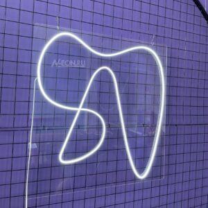 يافطة نيون شكل سن بستايل مينيمال