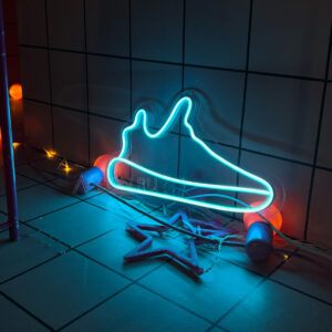 لافتة نيون "حذاء رياضي easy boost"