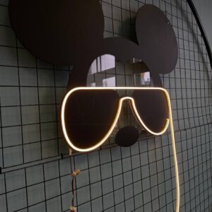 إعلان نيون فأر لابس نظارات