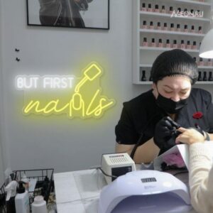 لافتة نيون But first Nails