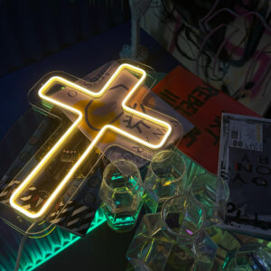 علامة نيون "صليب"