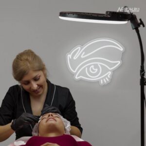 يافطة نيون لـ ماستر حواجب - نظرة