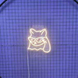 نيون بزّون لابس نظارات