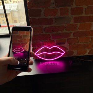 يافطة نيون "شفاه"